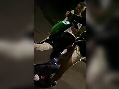 Suge Pula Cand Merge Pe Trotineta