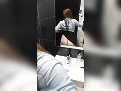 Angajata Din Cazino Isi Arata Curul