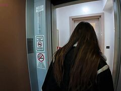 Gacica Cunoscuta In Lift La Hotel