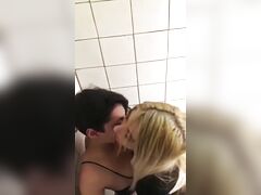 Romance Isi Dau Limbi In Baia Unui Club