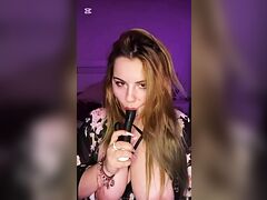 Ella Caramela se masturbeaza si are orgasm