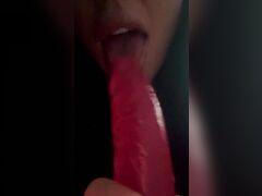 Daniela Crudu suge un dildo roz